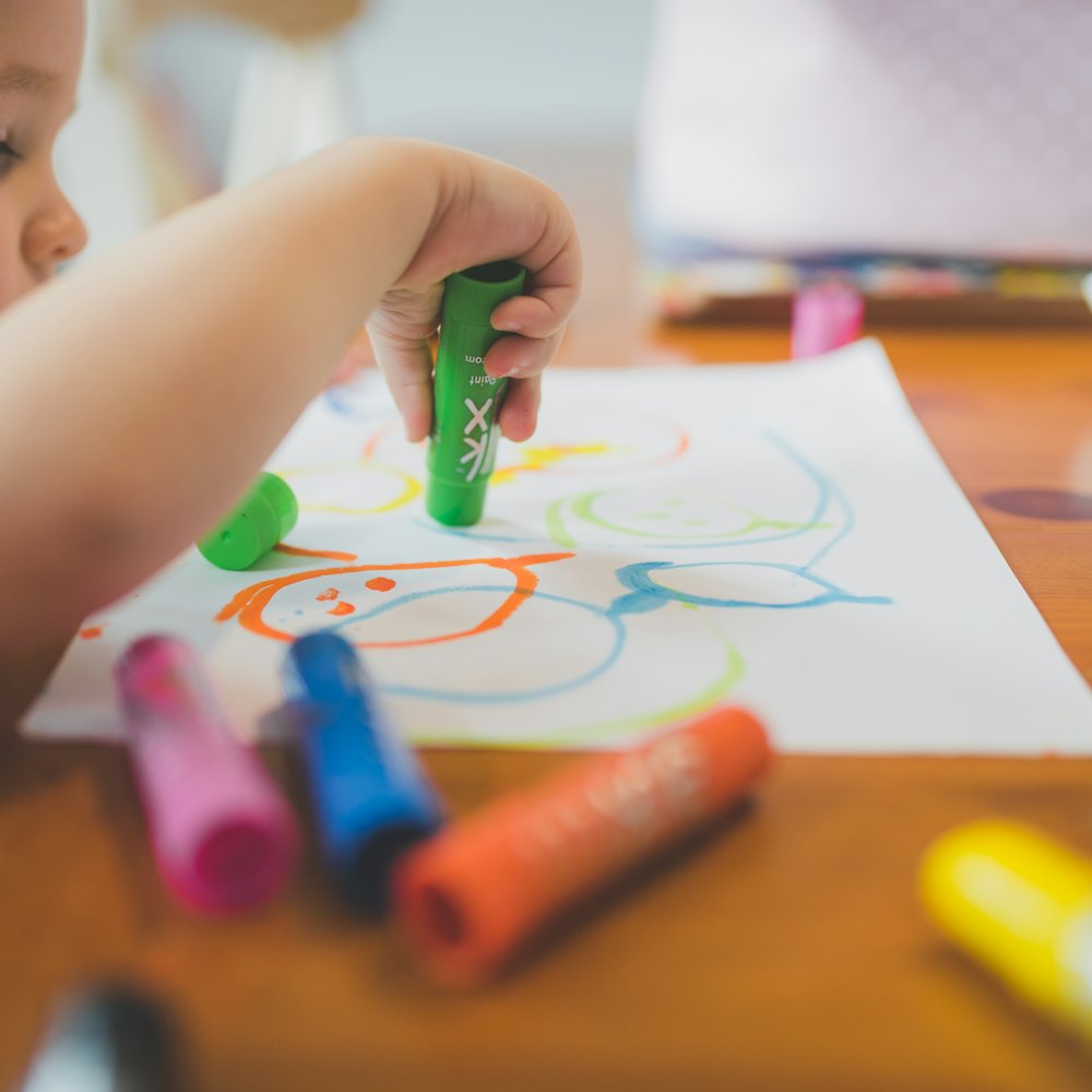 Tangan anak menggambar dengan krayon